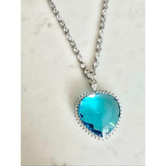 Large bright blue pendant cubic zirconia necklace - Picture 5 of 8